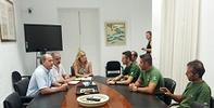 La Adjunta al Defensor del Pueblo Andaluz se reúne con los trabajadores despedidos del Plan INFOCA
