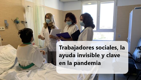 Trabajadores sociales en una visita médica a un paciente
