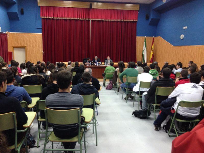 El Defensor habla del Estatuto de Autonomía con alumnos de Bachiller El Defensor habla del Estatuto de Autonomía con alumnos de Bachiller
