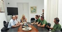 La Adjunta al Defensor del Pueblo Andaluz se reúne con los trabajadores despedidos del Plan INFOCA