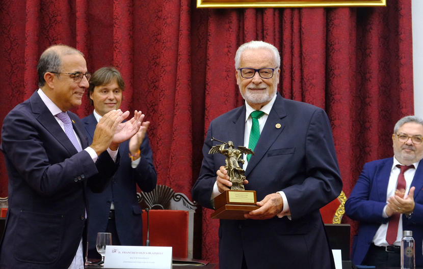 Jesús Maeztu recibe un homenaje de la Universidad de Sevilla Jesús Maeztu recibe un homenaje de la Universidad de Sevilla