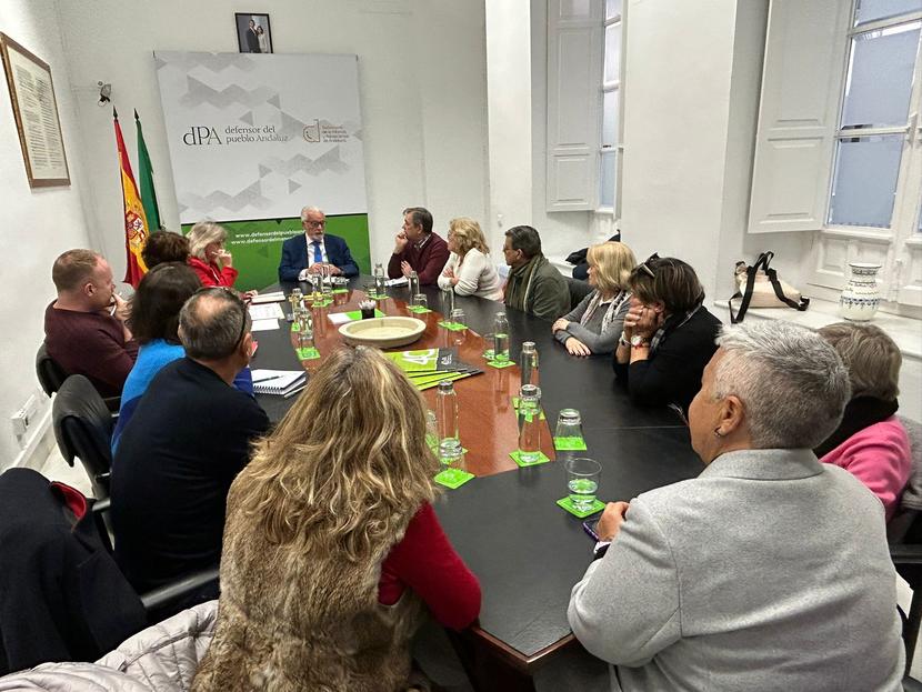 El Defensor del Pueblo andaluz se reúne con vecinos del Cerro del Moro de Cádiz El Defensor del Pueblo andaluz se reúne con vecinos del Cerro del Moro de Cádiz