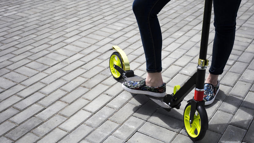 El uso de patinetes eléctricos y similares. Sugerimos a los ayuntamientos que aprueben ordenanzas