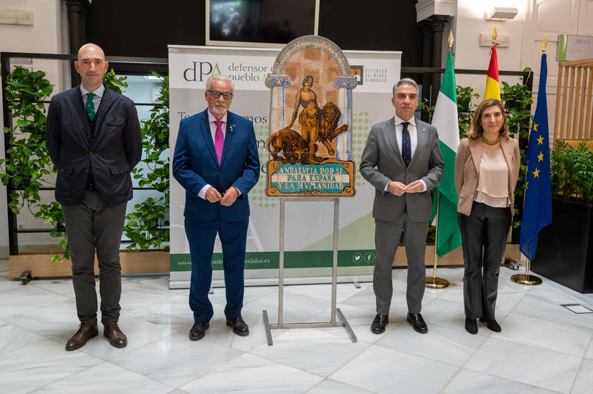 El Defensor del Pueblo andaluz recibe una réplica del escudo original de la Casa de Blas Infante como símbolo del compromiso diario en la defensa de esta tierra y sus gentes 